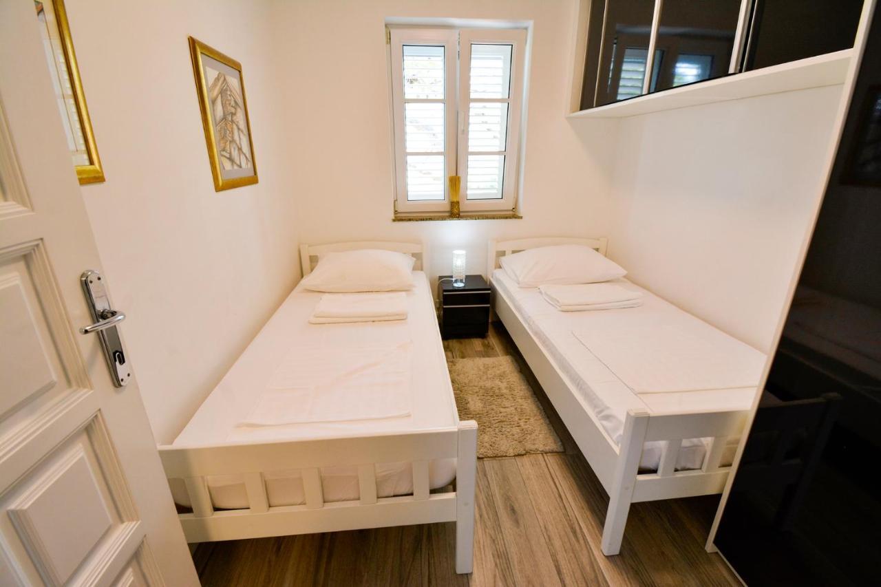 Apartment 10 In Villa Petrac Banjol Exterior photo